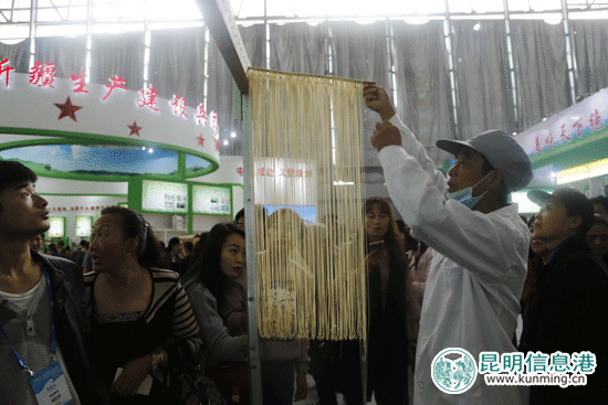 昆明農(nóng)博會(huì)熱鬧堪比“雙十一” 市民嘗美食買特產(chǎn)
