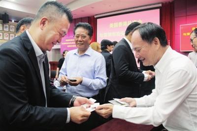 中國(guó)僑網(wǎng)美國(guó)香港總商會(huì)訪問(wèn)團(tuán)與僑商智庫(kù)相關(guān)負(fù)責(zé)人交流。深圳僑報(bào)記者 柯東波 攝