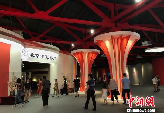 7月8日，“2017全國手工藝產(chǎn)業(yè)博覽會暨非物質(zhì)文化遺產(chǎn)傳統(tǒng)技藝展”在上海世界手工藝產(chǎn)業(yè)博覽園開幕?！∴崿摤?攝