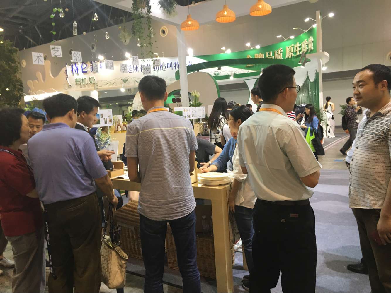 “放心食品進上?！睅M入上海高檔社區(qū)/2016上海食品展